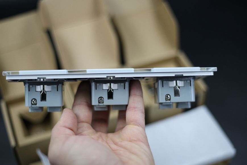 Розетка потрійна з заземленням Livolo скло білий VL-C7C3EU-11