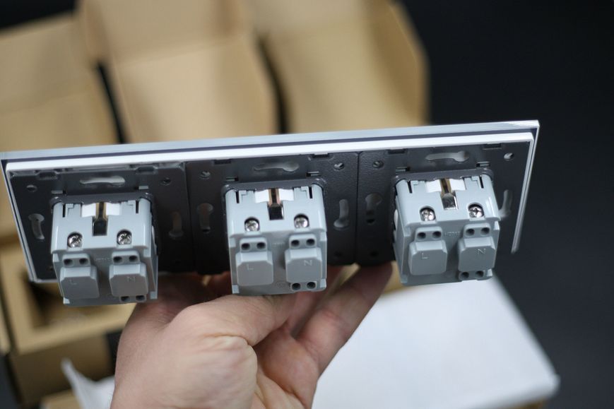 Розетка потрійна з заземленням Livolo скло білий VL-C7C3EU-11