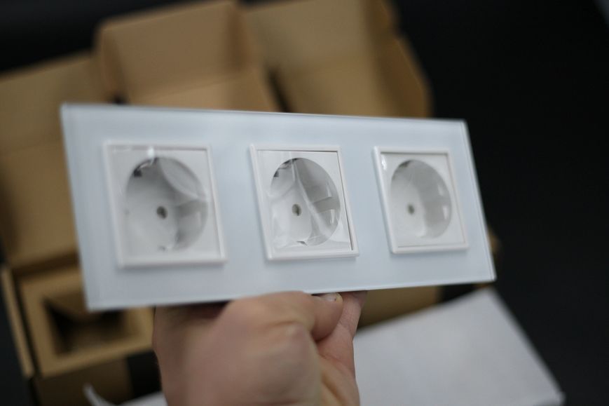 Розетка потрійна з заземленням Livolo скло білий VL-C7C3EU-11
